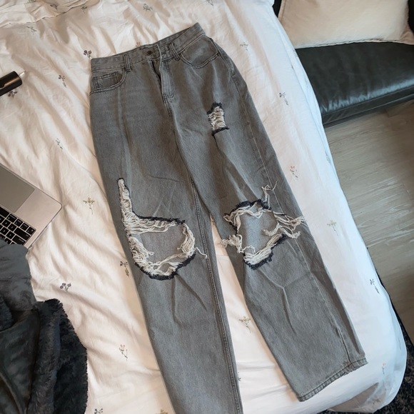 PRETTYLITTLETHING Grey Open Knee Ripped Turn Up Boyfriend Jeans - New - Size 4 - Picture 3 of 7
